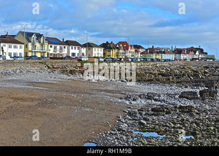 Die Promenade an der Porthcawl mit Wohnungen mit Blick auf das Meer. Bei Ebbe die felsige Küste ist nur ein kleiner Bereich der Sand offenbart. S. Wales Stockfoto