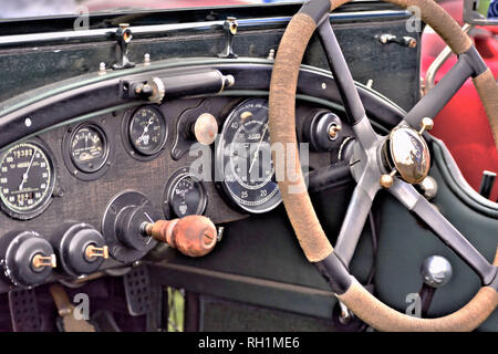 Detailansicht des Armaturenbrett und Lenkrad eines klassischen Bentley Stockfoto