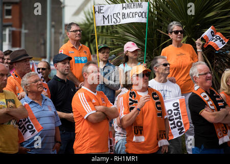 Home Fans außerhalb der Bloomfield Road Stadium vor Blackpool hosted Portsmouth in einem englischen Liga eine Fixture protestieren. Das Match verlief durch einen Protest von rund 500 Fans gegen umstrittenes Besitzer des Clubs Owen Oyston, von denen viele nicht das Spiel besuchen. Das Match wurde von den Besuchern durch 2-1 mit zwei Ziele von Ronan Curtis von nur 4,154 fast die Hälfte davon Portsmouth Unterstützer beobachtete, gewann. Stockfoto