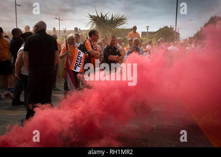 Ein rauch Aktivkohlefilter ist als Fans Protest außerhalb der Bloomfield Road Stadium vor Blackpool hosted Portsmouth in einem englischen Liga eine Fixture entzündet. Das Match verlief durch einen Protest von rund 500 Fans gegen umstrittenes Besitzer des Clubs Owen Oyston, von denen viele nicht das Spiel besuchen. Das Match wurde von den Besuchern durch 2-1 mit zwei Ziele von Ronan Curtis von nur 4,154 fast die Hälfte davon Portsmouth Unterstützer beobachtete, gewann. Stockfoto