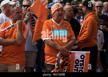 Home Fans außerhalb der Bloomfield Road Stadium vor Blackpool hosted Portsmouth in einem englischen Liga eine Fixture protestieren. Das Match verlief durch einen Protest von rund 500 Fans gegen umstrittenes Besitzer des Clubs Owen Oyston, von denen viele nicht das Spiel besuchen. Das Match wurde von den Besuchern durch 2-1 mit zwei Ziele von Ronan Curtis von nur 4,154 fast die Hälfte davon Portsmouth Unterstützer beobachtete, gewann. Stockfoto