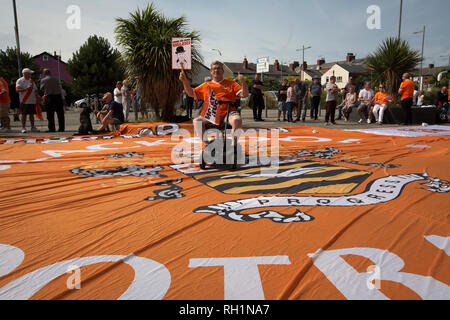 Ein Lüfter mit einem Plakat außerhalb Bloomfield Road Stadium vor Blackpool hosted Portsmouth in einem englischen Liga eine Fixture protestieren. Das Match verlief durch einen Protest von rund 500 Fans gegen umstrittenes Besitzer des Clubs Owen Oyston, von denen viele nicht das Spiel besuchen. Das Match wurde von den Besuchern durch 2-1 mit zwei Ziele von Ronan Curtis von nur 4,154 fast die Hälfte davon Portsmouth Unterstützer beobachtete, gewann. Stockfoto