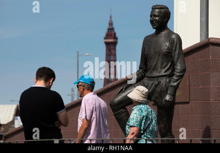 Fans vorbei an der Statue zu ehemaliger Spieler Jimmy Armfield außerhalb Bloomfield Road Stadium vor Blackpool hosted Portsmouth in einem englischen Liga eine Vorrichtung. Das Match verlief durch einen Protest von rund 500 Fans gegen umstrittenes Besitzer des Clubs Owen Oyston, von denen viele nicht das Spiel besuchen. Das Match wurde von den Besuchern durch 2-1 mit zwei Ziele von Ronan Curtis von nur 4,154 fast die Hälfte davon Portsmouth Unterstützer beobachtete, gewann. Stockfoto