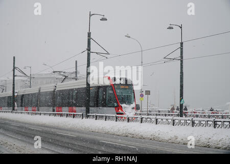 U-Bahn, vorbei an der Galata-brücke in einer verschneiten Tag in Istanbul. Stockfoto