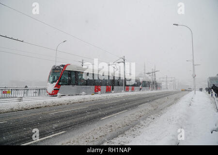 U-Bahn, vorbei an der Galata-brücke in einer verschneiten Tag in Istanbul. Stockfoto