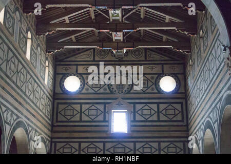Italien, Florenz - 30. April 2017: Die Ansicht von Decken und Wänden der Basilika San Miniato al Monte am 30. April 2017, Toskana, Italien. Stockfoto