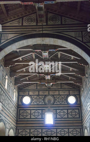 Italien, Florenz - 30. April 2017: Die Ansicht von Decken und Wänden der Basilika San Miniato al Monte am 30. April 2017, Toskana, Italien. Stockfoto
