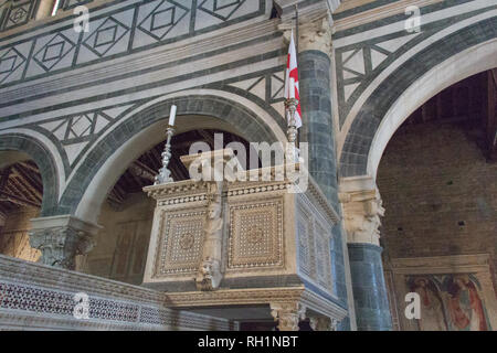 Italien, Florenz - 30. April 2017: der Blick auf romanische Kanzel in der Basilika San Miniato al Monte am 30. April 2017, Toskana, Italien. Stockfoto
