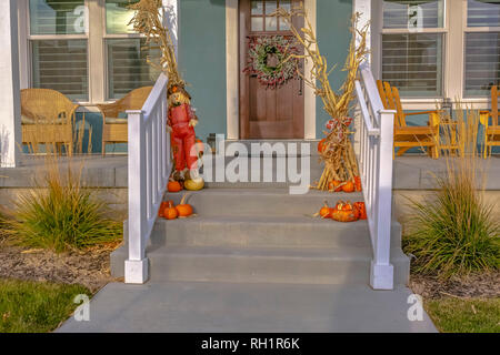 Halloween Dekoration auf Treppen und Kranz auf Tür Stockfoto