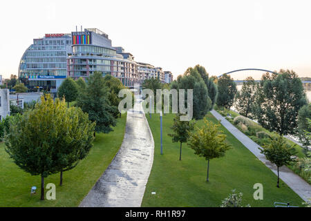 BRATISLAVA, SLOWAKEI - 20. AUGUST 2018: Am frühen Morgen Bild von eurovea Bratislava shopping center Stockfoto