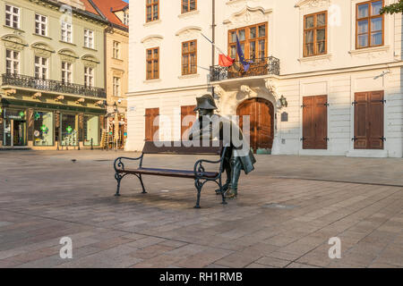 Napoleon Bronze Statue vor der Französischen Botschaft am Hauptplatz in Bratislava. Stockfoto