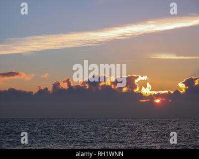 Sonne hinter Wolken an der wunderschönen Küste von Cornwall Stockfoto