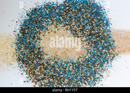 Bunte sand Rahmen. Marmor im Hintergrund. Blau und Gold Pulver Textur. Stockfoto