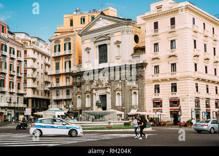 Neapel, Italien - 17. Oktober 2018: Polizei Auto geben Sicherheit in der Nähe von Triest und Trent Square. Stockfoto