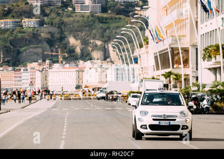 Neapel, Italien - 17. Oktober 2018: Fiat 500 X (Typ 334) Taxi Auto bewegt sich in Via Partenope Straße. Kleinwagen Crossover-SUV hergestellt und vertrieben von Stockfoto