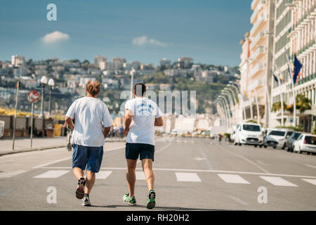 Neapel, Italien - 17. Oktober 2018: Zwei Erwachsene kaukasischen Männern in der Via Partenope Straße im sonnigen Sommertag läuft. Stockfoto