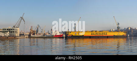 Wladiwostok, Russia-January 29, 2019: Panorama der Stadt Landschaft mit Blick auf das Meer und Schiffe. Stockfoto