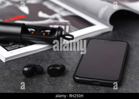 Kabellose Kopfhörer mit Power Box für lange Zeit Musik hören Stockfoto