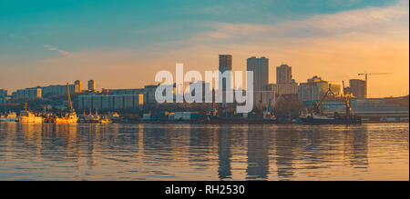 Wladiwostok, Russia-January 29, 2019: Panorama der urbanen Landschaft mit Gebäuden auf dem Hintergrund der das Meer und die Küste. Stockfoto