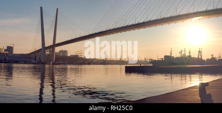 Wladiwostok, Russia-January 29, 2019: Panorama der Goldenen Brücke über das Meer Bucht auf dem Hintergrund der Stadt Landschaft. Stockfoto