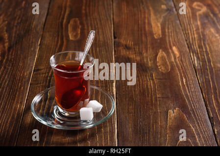 Türkischer Tee im Glas auf Holz- Hintergrund Stockfoto