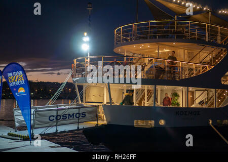 Unser Kreuzfahrtschiff sah magische mit all den schimmernden Lichter an. Stockfoto