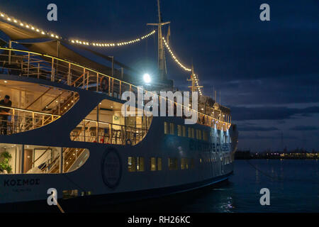 Unser Kreuzfahrtschiff sah magische mit all den schimmernden Lichter an. Stockfoto