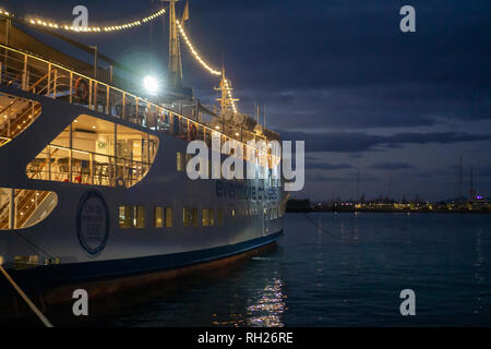 Unser Kreuzfahrtschiff sah magische mit all den schimmernden Lichter an. Stockfoto