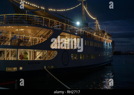 Unser Kreuzfahrtschiff sah magische mit all den schimmernden Lichter an. Stockfoto