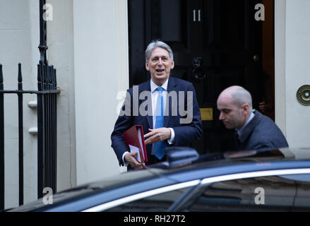 Philip Hammond, der Schatzkanzler, Blätter mit der Nummer 11 Downing Street vor dem Unterhaus für die Prime Minister's Fragen zu gehen. Stockfoto