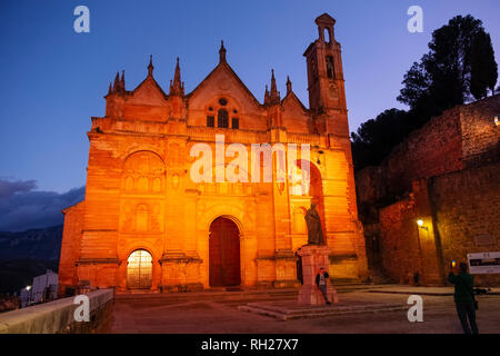 Real Colegiata Kirche Santa María La Mayor in der Abenddämmerung. Altstadt monumentale Stadt Antequera, Provinz Malaga. Andalusien, Südspanien. Europa Stockfoto