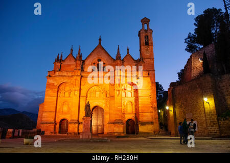 Real Colegiata Kirche Santa María La Mayor in der Abenddämmerung. Altstadt monumentale Stadt Antequera, Provinz Malaga. Andalusien, Südspanien. Europa Stockfoto