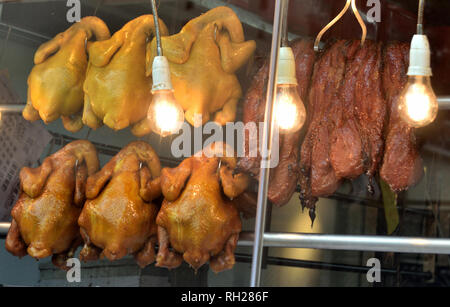 Im Schaufenster des Restaurants in Hongkong hängt gegrilltes Fleisch im kantonesischen Stil Stockfoto