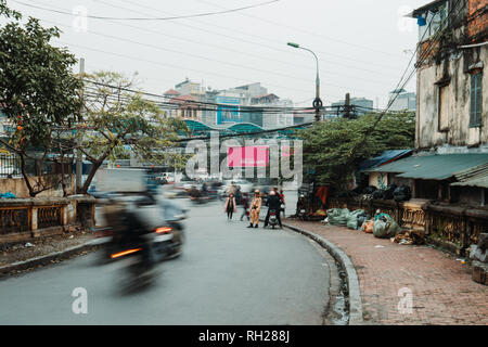 Hanoi, Vietnam, 12.20.18: Das Leben auf der Straße in Hanoi. Polizisten versuchen, Leute ohne Helm auf ihren Vespas. Stockfoto