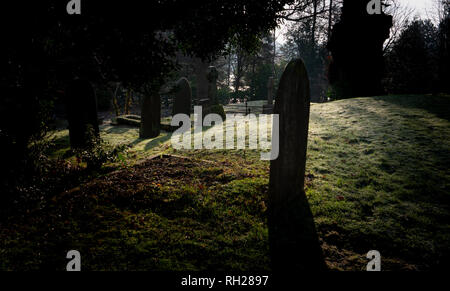 Friedhof Friedhof mit Grabsteinen im Morgenlicht Stockfoto