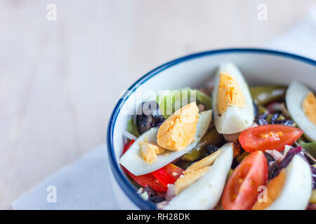 Nicoise Salat mit Thunfisch, grüne Bohnen, Basilikum und ein frisches Gemüse Stockfoto