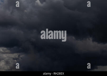 Dunklen stürmischen Himmel. Düstere Wolken. Trübes Wetter Stockfoto