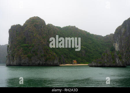 Halong Bucht in mystische Wolken. Mystische Atmosphäre in der Welt berühmten halong Bucht. Stockfoto