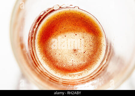 Weizen - alkoholfreie Bier trinken in einem Glas in der Nähe farbig - mit einem leichten Schaum auf der Oberfläche geeignet für Sommer Parteien perfekt erfrischt. Stockfoto