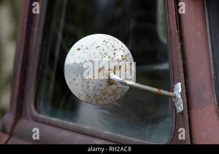 Verwitterte Außenspiegel auf alten Chevrolet 6100 Lkw Stockfoto