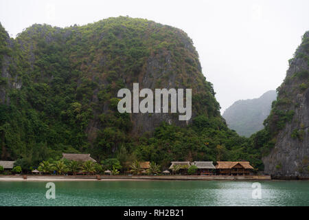 Halong Bucht in mystische Wolken. Mystische Atmosphäre in der Welt berühmten halong Bucht. Stockfoto