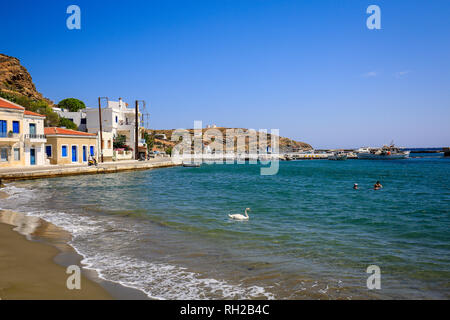 Ormos Korthiou, Andros, Kykladen, Griechenland - Strand im Fischerdorf Ormos Korthiou. Ormos Korthiou, Insel Andros, Kykladen, Griechenlan Stockfoto