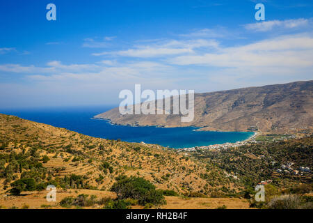 Ormos Korthiou, Andros, Kykladen, Griechenland - Küstenlandschaft mit dem Fischerdorf Ormos Korthiou. Ormos Korthiou, Insel Andros, Kyklade Stockfoto