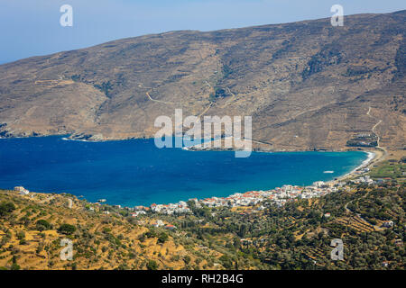 Ormos Korthiou, Andros, Kykladen, Griechenland - Küstenlandschaft mit dem Fischerdorf Ormos Korthiou. Ormos Korthiou, Insel Andros, Kyklade Stockfoto