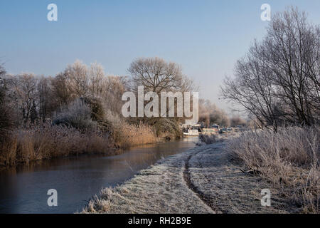 Der Fluss Stort nur außerhalb von Sawbridgeworth an einem frostigen Morgen. Kanal Boote sind in der Ferne festgemacht und die Bäume sind in Frost bedeckt. Stockfoto