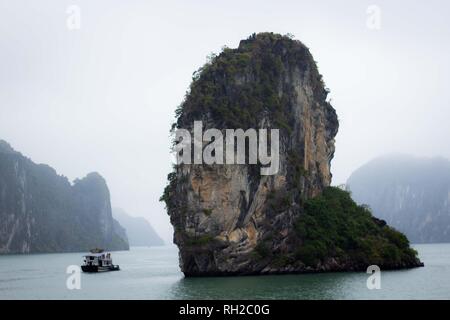 Halong Bucht in mystische Wolken. Mystische Atmosphäre in der Welt berühmten halong Bucht. Stockfoto