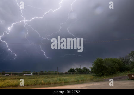 Blitz Raupenschlepper im Himmel über Norfolk, Nebraska Stockfoto