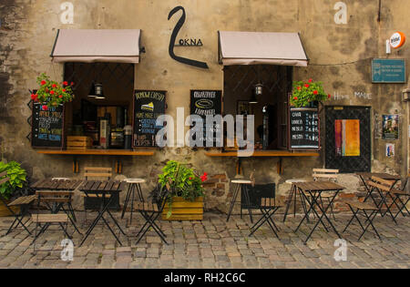 Krakau, Polen - 9. Juli 2018. Tische und Stühle draußen ein Cafe im Stadtteil Kazimierz in Krakau Stockfoto