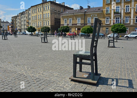 Krakau, Polen - 10. Juli 2018. Übergroße Stühle in Plac Bohaterow Getta in der Podgorse Bereich von Krakau stehen als Gedenkstätte Opfer des Holocaust Stockfoto