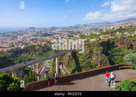 Touristen mit Blick auf Funchal von den Botanischen Gärten von Funchal botanischer Garten Jardim Botanico oberhalb der Hauptstadt Funchal, Madeira, Portugal Stockfoto